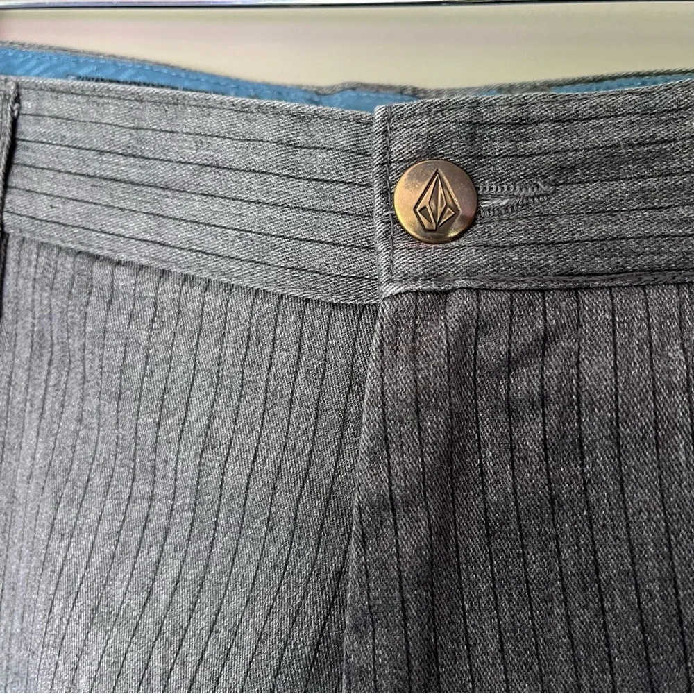 VOLCOM Y2K Vintage Gray Pinstripe Bermuda Board Shorts Embroidered Logo Size 32